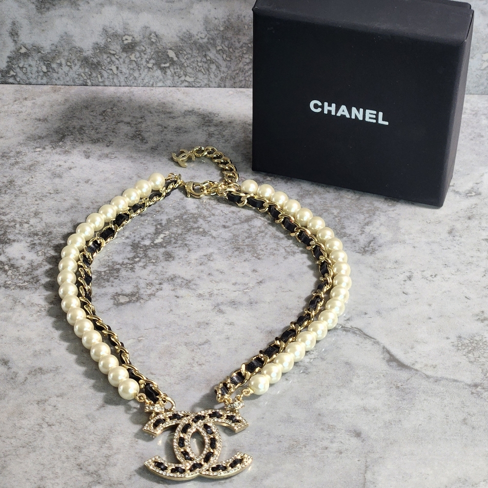 Chanel Beautiful Pearl & Chain CC Logo Necklace in White and Gold ✨️ - Picture 3 of 12